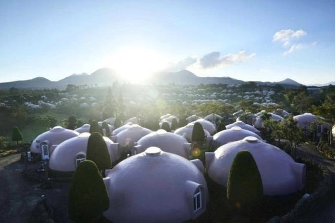 Kap ve pencereler kpklerin arasna yerletirilmi.Evin maliyeti de son derece dk. Japonya'daki bu evler 2000 dolar'a mal oldu.