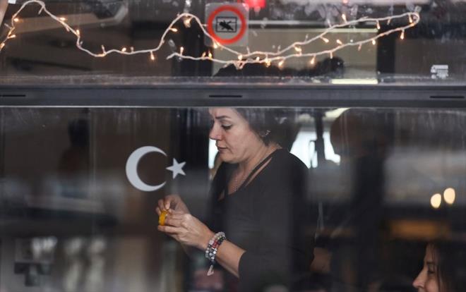 Bakan Karaismailolu ayrca Turistik Dou Ekspresi'ne gsterilen ilginin kendilerini memnun ettiini syledi. Yaplan konumalarn ardndan Turistik Dou Ekspresi Kars'a hareket etti. Bakan Karaismailolu da Elmada durana kadar gitmek iin trene bindi. Tren srasyla Ankara, Kayseri, Sivas, Erzincan ve Erzurum'dan geerek Kars'a ulaacak.