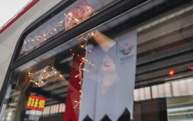 Bakan Karaismailolu, seferlere corona virs nedeniyle ara verdiklerini anmsatarak, "Bugn Turistik Dou Ekspresi'nin bu zorunlu molasn bitiriyoruz. ok kr alama almalarnda yakaladmz hzla, tedbiri de elden brakmadan Turistik Dou Ekspresi'ni lkemizin gzelliklerini tantmak zere tekrar raylara dndryoruz. Turistik Dou Ekspresi, bize tarihimizi ve kltrmz hatrlatmak, inci tanesi gibi Anadolu'ya serpilen dnya gzeli kylerimizi, kasabalarmz tantmak iin yeniden yollara dyor. Ankara'dan Kars'a uzanan bir serven var. Anadolu'nun esiz tarihi ve corafyasnda geen bir yolculuk. Turistik Dou Ekspresi, bin 300 kilometrelik parkurunu yaklak 31,5 saatte tamamlyor ve hem vatandalarmza hem de lkemize gelen konuklarmza esiz bir gezi ve manzara leni sunuyor" diye konutu.