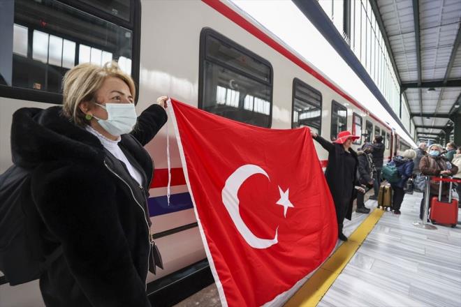 Seyahat severlerin merakla bekledii Dou Ekspresi, yaklak 21 ay sonra seferlerine yeniden balad.    Bugnk sefer ncesi Ankara Tren Gar'nda uurlama treni dzenlendi. Trene Ulatrma ve Altyap Bakan Adil Karaismailolu ile davetliler katld. Bakan Karaismailolu, Turistik Dou Ekspresi'nin Trkiye'nin sakl gzelliklerini ve zenginliklerini ok daha konforlu ekilde dnyaya tantmak zere yola ktn syledi.