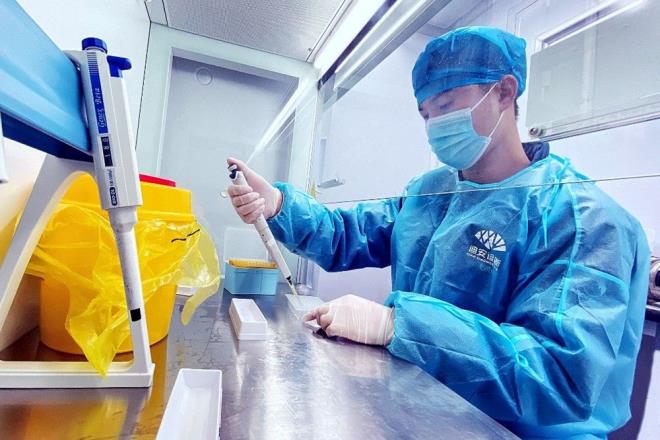 "DOAL BR KAYNAKTAN IKTIINA DAR HBR KANIT BULUNAMADI"    Dr. Chan, Avam Kamaras?ndaki szlerine , "Hepimiz corona virsn, Huanan Deniz rnleri Pazar'ndaki insanlar arasnda yayld konusunda hemfikiriz. Ancak, virsn hayvan kaynakl olduuna iaret eden bir kant yok. Bu noktada laboratuvar kaynakl bir kaynan doal kaynaktan daha olas olduunu syleyebilirim" eklinde devam etti.