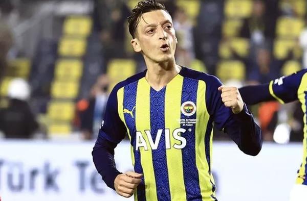 Mesut zil de sahne alacak  <br>  Acun Ilcal'nn da yakn arkadalar olan Medipol Baakehir Teknik Direktr Emre Belzolu ile Fenerbaheli futbolcu Mesut zil'in de yarmada performans sergileyecei iddia edildi.  <br>  te programn zel blmnde yer alacak nl televizyoncu, arkc, oyuncu isimler...