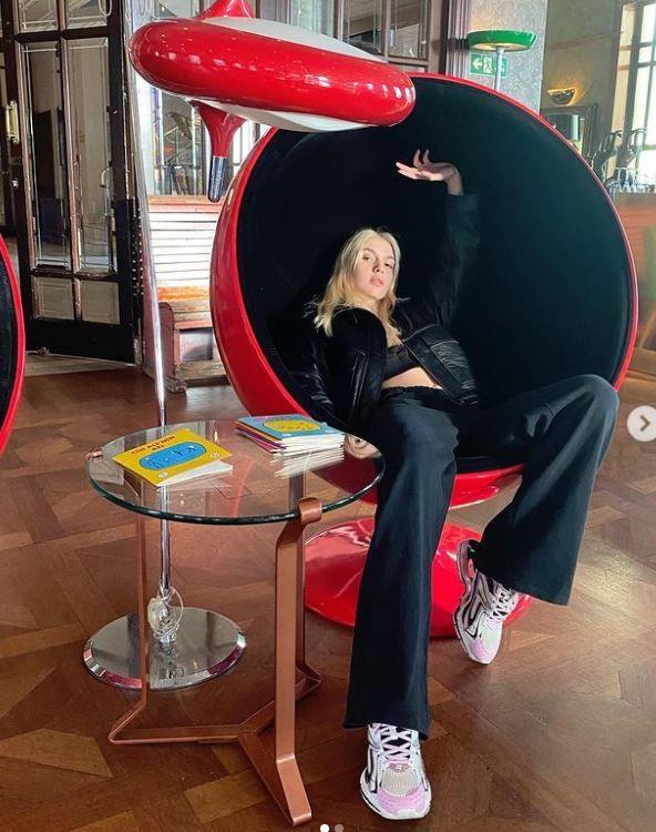 Gen arkc Aleyna Tilki, getiimiz yl Ocak aynda stanbul Havaliman?nda bir yolcuyla tartm ve ardndan bir gvenlik grevlisine ?Sen kimsin, polis misin? Seni bulup mahvedeceim, salak msn, senin yznden ua karyorum? diyerek hakaret ve kfr etmiti. nceki gn hakim karsna kan Aleyna Tilki, 5 ay hapis ve 7 bin 80 TL adli para cezasna arptrld.