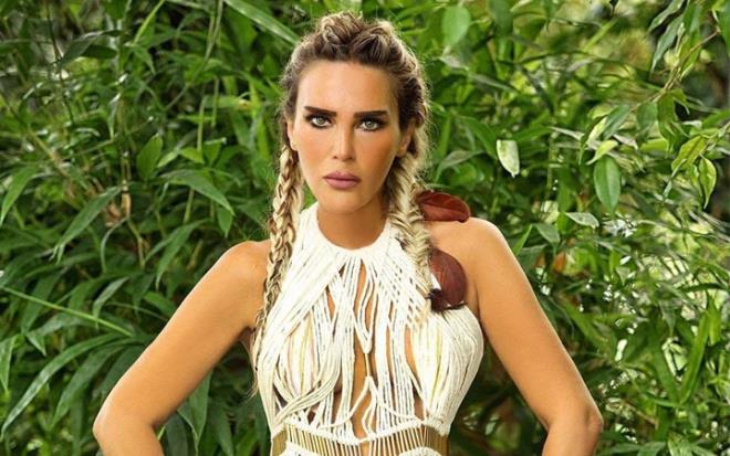 BEYAZ TV'de yaynlanan Sylemezsem Olmaz programnn yorumcusu Seren Serengil uzun sredir mcadele ettii; geirdii zayflama ameliyatlar sonrasnda 43,5 kiloya kadar dmesine ve organlarn iflas etme seviyesine getiren Dumping Sendromu hastal nedeniyle 'Geri Dnm' ad verilen ameliyata bu sabah 08.50 itibariyle girdi. 50 yandaki arkc ve sunucu Seren Serengil gnler nce duyurduu geri dnm ameliyatn olmak iin dn akamdan hastaneye yatt. Bu sabah ameliyata girerken bir veda videosu eken ve sevdiklerinden helallik isteyen nl sanat ameliyattan kt. Serengil'in yanndan bir an bile ayrlmayan sevgilisi Mustafa Rahman Tohma son durumuyla ilgili aklama yapt.