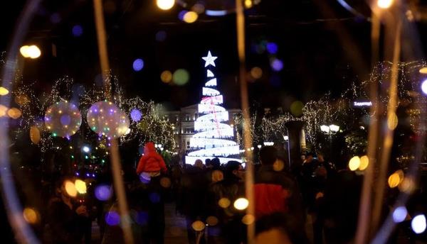 2022 ylna doru geri saym balad 31 Aralk ylba gecesi sahne alacak nllerin programlar netletike sahne cretleri sosyal medyada ok etkisi yaratt. nllerin 31 Aralk ylba gecesi sahne alacaklar mekanlardan bir gecede kazanacaklar cretler dudak uuklatt. 2022'ye girerken 31 Aralk gecesi hangi sanat hangi mekanda sahne alacak?