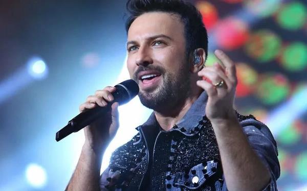 2 yldr Almanya'da, sevenleri konser diye yalvard ama...  <br>  Pandemi nedeniyle 2 yldr ailesiyle birlikte Almanya'da yaayan Tarkan konser vermiyordu ve yaz boyunca pandemi yasaklarnn kalkmasyla konser vermesi beklenen Tarkan sevenlerinin sosyal medyadan 'konser' srarlarn geri evirmiti. Konser taleplerine nihayet bir cevap veren Megastar'n ylba akam nerede sahne alaca ortaya kt.
