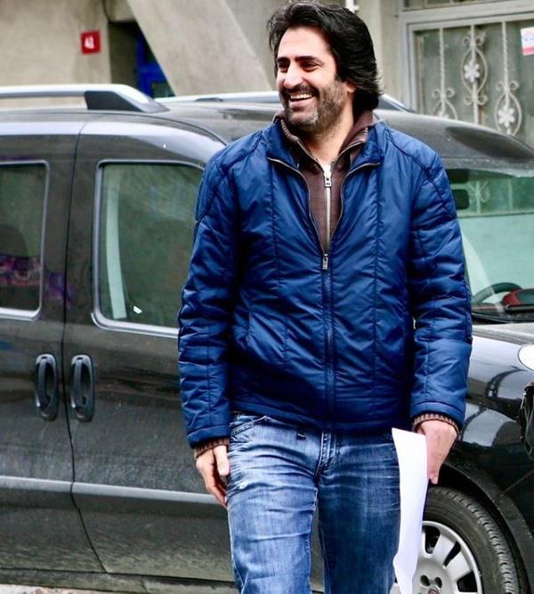 Mahsun Krmzgl Show Tv ile 16 yllk hasrete son verecek  <br>  16 yl nce mzik piyasasndan sinema sektrne giri yapan Mahsun Krmzgl, hayranlarnn srarndan sonra albm karyor. Yeni albmn ylba gecesi Show TV'de grcye karacak olan Krmzgl'n kanalla 5 milyon liraya anlat. 31 Aralk gecesi Show TV'de izleyici karsna kacak arkc eski ve yeni arklarn seslendirecek.