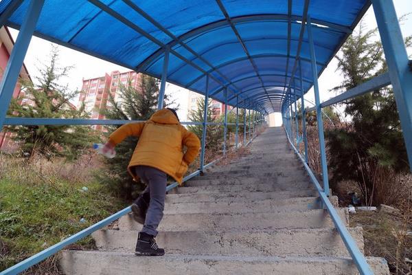 Adana?dan okumak iin Gmhane?ye gelen ve merdivenlere ilk knda nefes nefese kaldn belirten Aye Zuhal Pelin, ?Ben buraya ilk geldiimde afalladm nk ok fazla yoku kyoruz. lk ktmda da abartlacak bir durum olmadn dnyordum ama nefes nefese kaldm. Her gn renciler bu ekilde merdivenleri kyor rencilerin okuma hevesi kalmyor. Ben ok bunaldm. Burada baz faklteler var merdivenle ulam salanyor, orada okuyan rencilere zlyorum biraz yorucu. Btn arkadalarm benim gibi ikayet ediyor bu konudan? eklinde konutu.