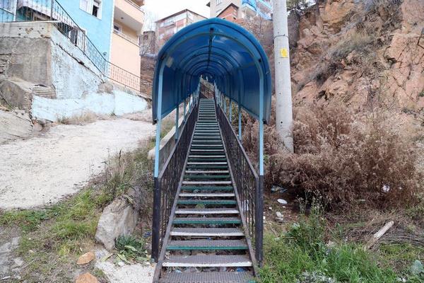 elik "Yksek yerleri dzletirerek oraya yerleim yeri kuruyorlar, buna rnek olarak Yeni Gmhane Devlet Hastanesini verebiliriz. Bunun iin de merdivenler tabi ki nemli bir konuma geliyor. Merdivenler insan karken yoruyor ama spor yapm oluyoruz. Benim kaldm yurda otobs kyor fakat ben spor olsun diye merdivenlerden kmay tercih ediyorum? dedi.