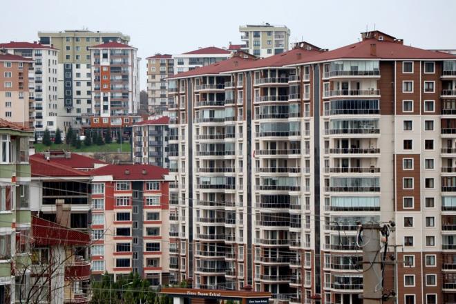 ifte vatanda olmayanlarn prosedre takldn belirten eker, "Almak isteyenler ok var ama Bulgaristan'da ift vatandalk sahibi olmayanlarda baz skntlar var. Eer Bulgar vatandaysa Tekirda'dan ya da orlu'dan alabiliyorlar ama Edirne ve Krklareli snr ehri olduu iin 200 kilometre snr var ondan dolay buradan tapu alamyorlar" dedi.    eker, "Bunun iin 250 bin lira para yatrmalar gerekiyor ve bu onlara pek cazip gelmiyor" diye konutu.