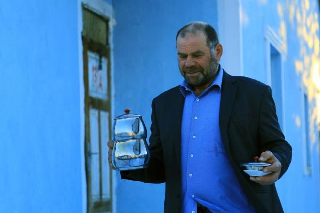 Merkeze bal Yenice kynde iftilik yapan Soyda?n gnn her saatinde ay iiyor.     Evinde, ky konanda ve hayvanlarn beklemek iin gittii dada srekli ay ien Soyda?n bu halini kydeki herkes artk normal karlyor.