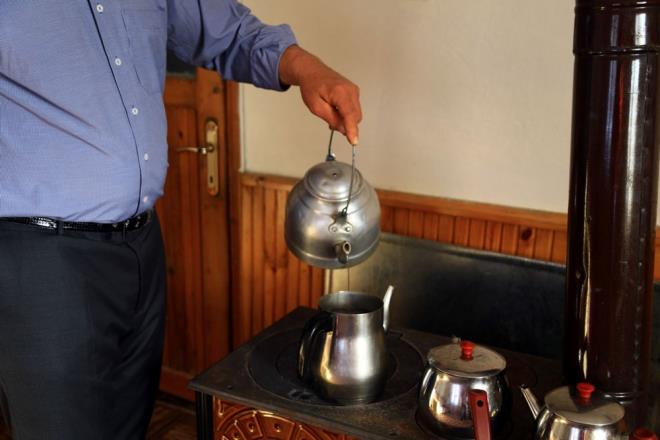 Kyde ay denilince kendisinin anldn ve ie gitmesi iin nndeki semaveri karanlar bile olduunu dile getiren Soyda, ?Bir Erzurum ekeri ile 10 bardaa yakn ay ierim. Rekor olarak 100 bardak itim, 80 su barda rekorum var, 7,5 saat rekorum var. Hi itahm yokken bir semaver ay yalnz itim. Bir bardak bir bardak baktm yine demlik bitmi? ifadelerini kulland.