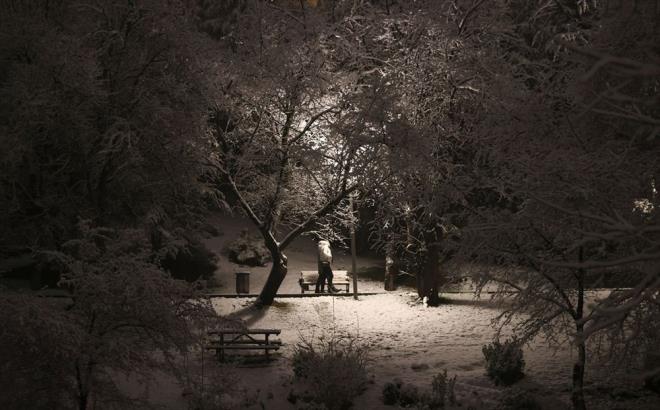 Bykehir ve ile belediyelerine bal ekipler, kar yann yaam olumsuz etkilememesi iin ana gzergahlar, ara sokaklar, parklar ile kaldrmlarda tuzlama ve kar kreme almas yapt.