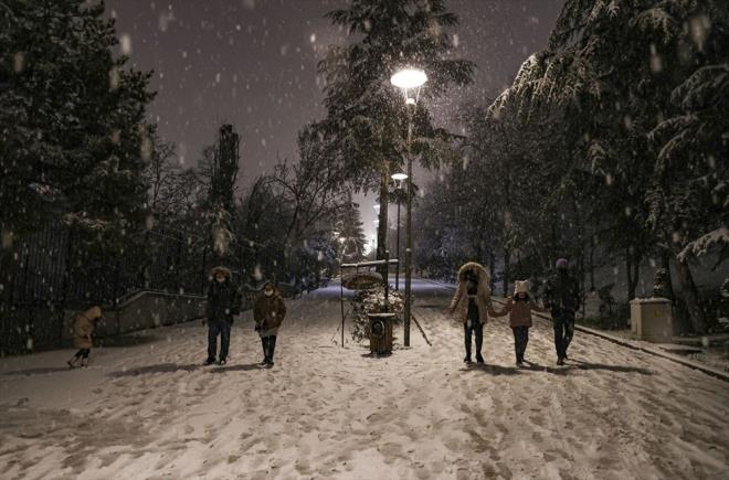 Bakentte dn gece balayan kar, etkisini srdrrken, hava scakl gn boyunca en yksek sfrn altnda 1 derece olarak lld.