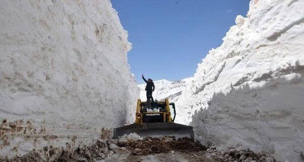 Yurt genelinde durum nasl?<br>    Meteoroloji Genel Mdrl tarafndan yaplan son deerlendirmelere gre: lkemiz genelinin ok bulutlu, Marmara?nn dousu, Dou Akdeniz,  Anadolu'nun kuzeybats ile gneydousu, Karadeniz, Dou ve Gneydou Anadolu, Balkesir, Ktahya, Afyonkarahisar, Uak ve Manisa evreleri ile zmir'in i, Antalya'nn dou kesimlerinin yal geecei tahmin ediliyor. Akdeniz, Orta ve Dou Karadeniz ky kesimleri ile Gneydou Anadolu'da yamur ve saanak, yer yer gk grltl saanak, ya alan dier yerlerde karla kark yamur ve kar eklinde olmas beklenen yalarn; Dou Akdeniz, rnak, Siirt, Batman, Gaziantep, Kilis ve Adyaman evrelerinde kuvvetli yamur ve saanak, Dou Akdeniz'in yksek kesimleri, Erzincan, Tunceli, Malatya, Bingl, Mu, Bitlis ve Hakkri evreleri ile Siirt ve rnak'n yksek kesimlerinde kuvvetli karla kark yamur ve yer yer youn kar ya eklinde olmas bekleniyor.