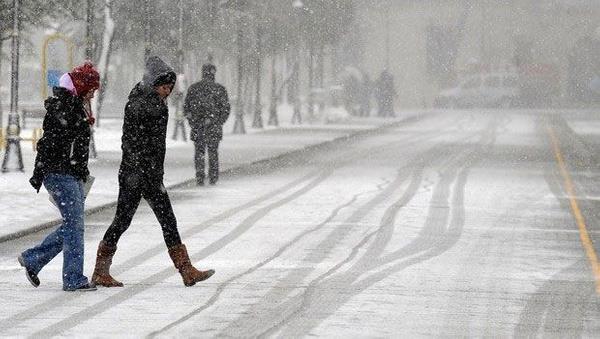stanbul'da souk hava cuma akamna kadar etkisini devam ettirecek. AKOM vatandalar souk ve yal havalara kar tedbirli olmalar konusunda uyard.