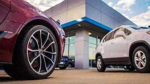 Ara satn alacaklarn ykselen fiyatlar sebebiyle 10 ya ve zeri otomobillere eilimlerinin arttna dikkat eken Pilot Garage Genel Koordinatr Cihan Emre, otomobillerin iyiden iyiye bir yatrm arac haline geldiini belirtirken, "Baz modellerde 1 ay gibi ksa bir srede 2 katna dahi kan ara fiyatlar ara ihtiyac olmayanlar bile bir ara satn almaya yneltiyor. Tketicilerin zellikle 10 ya ve zeri aralarda mekanik kontrollere daha fazla dikkat etmesini neriyoruz. Zira bu aralarn hasar gemii daha kabark, bakmlar aksatlm olabilir. Sadece kaporta boyaya bakarak ara satn almayn" dedi.