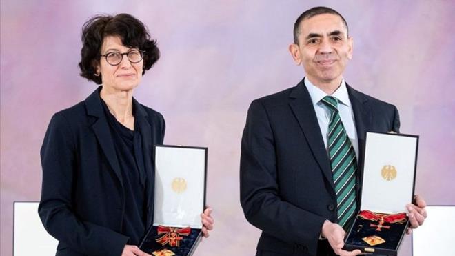 NC DOZ AIYI OLANLAR OMCRON'U BULATIRABLR    Le Monde?un bu konuyla ilgili sorusuna ahin ahin u yant verdi:    "Zamanla Omicron'a kar bir etkinlik kayb olacak. Bu durum olduka muhtemel. nc doz a olan kiiler Omicron'u bulatrabilir.  Tahminlerimi n laboratuvar verilerine deil, ok daha uygun olan gerek yaam verilerine dayandracam. Duruma farkl bir adan bakmalyz.