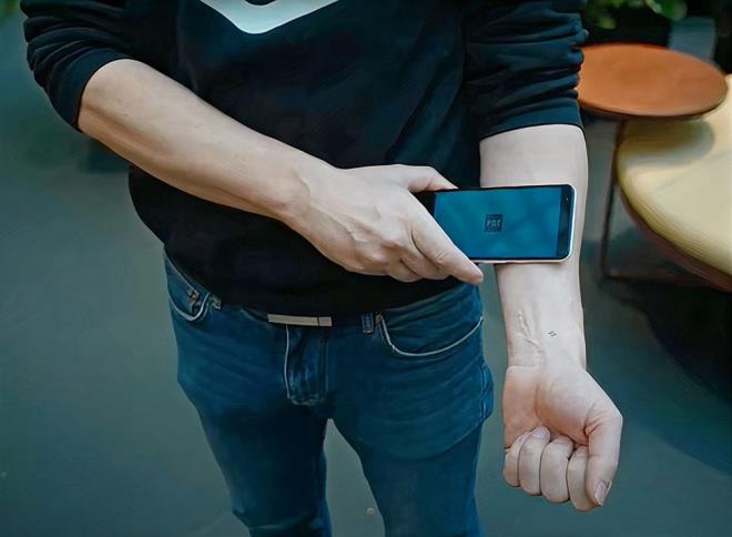 irket tarafndan paylalan bir videoda, Epicenter yetkilisi  Hannes Sjblad'n kolundaki ipi al olduunu gstermek iin bir akll telefonu zerinden sallarken grld.