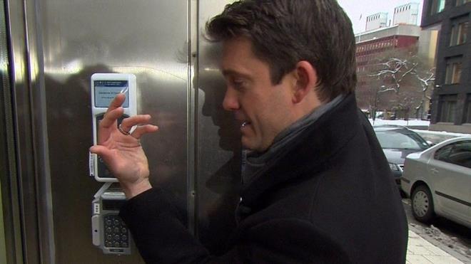 Radyo frekans kullanarak nesneleri tekil ve otomatik olarak tanma yntemidir. RFID, temel olarak bir etiket ve okuyucudan meydana geliyor. RFID etiketleri elektronik rn kodu gibi nesne bilgilerini almak, saklamak ve gndermek iin programlanabiliyor.