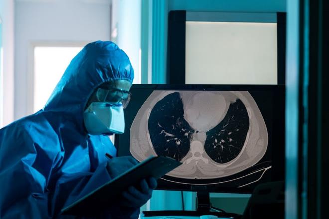 AKCERLER ENFEKTE ETMEDE DAHA AZ ETKL    Hong Kong ve Cambridge niversitelerinde yaplan aratrmalar, Omicron?un akcier hcrelerini ve dokularn enfekte etmede dier corona virs varyantlarndan nemli lde daha az etkili olduunu, solunum sisteminin yukarsndaki bronlarda ok daha hzl yayldn gsterdi.  Bu farkllklar, dorulanrsa, Omicron'un grnte daha az iddetli Covid hastalna neden olurken insanlar arasnda daha fazla gei yapma yeteneini aklamaya yardmc olacak.