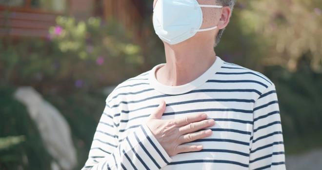 Avrupa Molekler Biyoloji Laboratuvar genel mdr yardmcs Ewan Birney, "Omicron'un salk kapasitesi seviyelerini muhtemelen bomamas iin Delta'dan ok daha az iddetli olmas gerekiyor Gney Afrika'dan gelen veriler, Omicron'un daha dk bir ciddiyeti oldu hakknda olumlu veriler salyor. Ancak, gereken seviyeler olup olmad  aka belli deil? diye konutu.