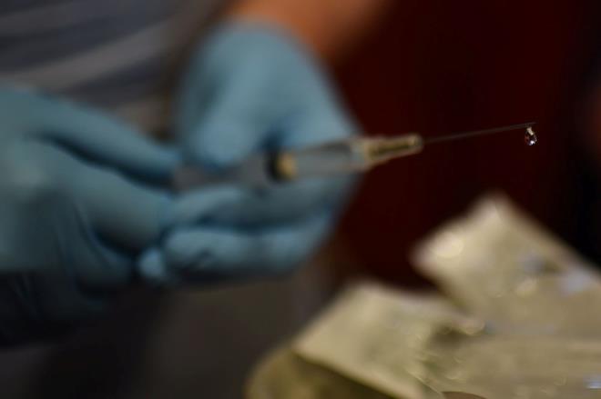 lk sonular, iki a dozundan sonra, zellikle Oxford-AstraZeneca rnyle iki kez a olan kiilerde, Omicron'a kar baklkta byk bir d meydana geldiini gsterirken, glendirici bir a, korumann tamamn olmasa da ounu geri yklemede iyi olduunu gsteriyor.