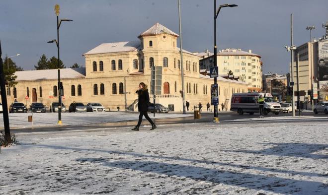 Hissedilen scakln da eksi 13 derece olduu kentte, yol ve kaldrmlar buz tuttu. Sivas Belediyesi ekipleri, srcler ile yayalarn zorluk ekmemesi iin tuzlama almas yapt.