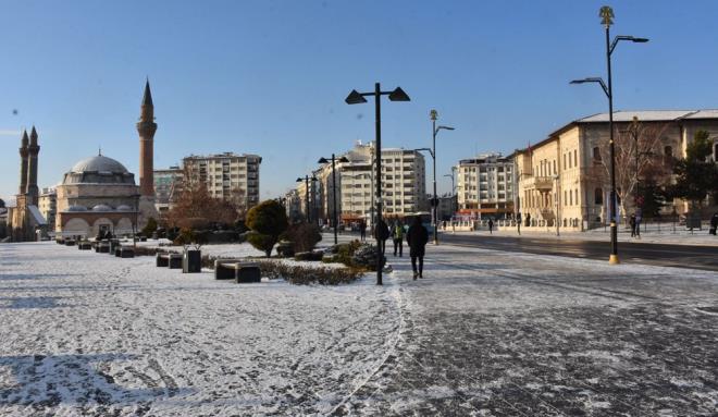 Blgede yol ama almalar srdren ekipler, arac kara sapland yerden halatla kurtard.