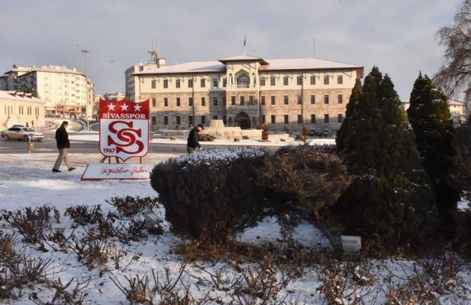 ZEL DARE EKPLER ALIIYOR    l genelinde kapal durumdaki 99 yerleim yeri yolunun ulama almas iin zel dare ekipleri almalarn aralksz srdryor. Bir yandan da yolda kalanlara yardm ediyor.
