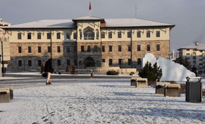 Ekipler, Suehri ilesine bal Kale kyne elektrik arzasna giderken kara saplanan elektrik datm irketi aracna da yardm etti.