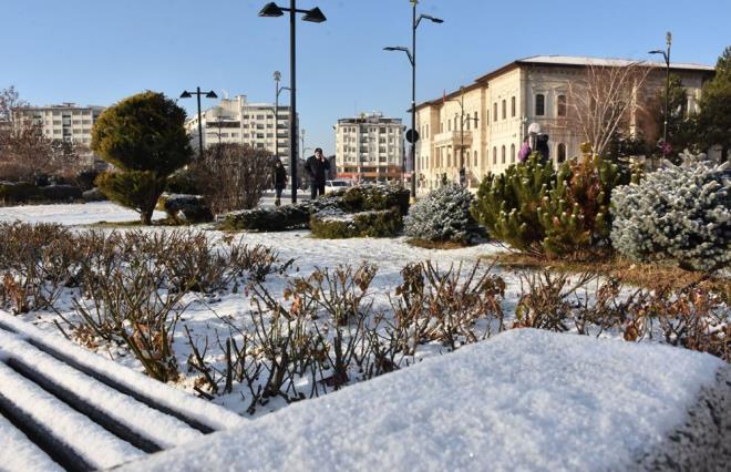 Sivas'ta kar ya, aralklarla etkili olurken, Meteoroloji Genel Mdrl'nn verilerine gre, sabah saatlerinde kentte hava scakl, sfrn altnda 10 derece olarak lld.