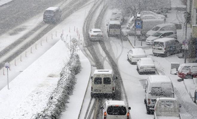 BARTIN'DA ETME KAR ENGEL<br>  Bartn?da devam eden youn kar ya nedeniyle yarn yz yze eitime ara verildi. Uzaktan eitimin ise devam edecei duyuruldu.    Bartn Valiliinden yaplan aklamada, ?Youn kar ya ve buzlanma nedeniyle ilimiz genelindeki tm ilk ve orta dereceli okullarda (zel eitim ve zel retim kurumlar dahil) 23.12.2021 gn yz yze eitim ve retime 1 gn sre ile ara verilmitir. Eitim retim uzaktan devam edecektir.? denildi.    Ayrca engelli ve hamile olan kamu alanlarnn ayn tarihte 1 gn sre ile izinli saylacaklar bildirildi.