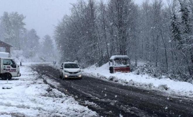 ARTVN'DE OKULLAR YARIN DA TATL<br>  Artvin merkez ve Murgul ilesinde youn kar nedeniyle eitime bugnn ardndan yarn da 1 gn sreyle ara verildi.    Valilikten yaplan yazl aklamada, Artvin?in baz blgelerindeki youn kar ya nedeniyle il merkezi Borka ve Murgul ilesinde tm snflarda, avat ilesine bal Meydanck kynde, eitime bir gn sreyle ara verildii belirtildi. Aklamada, bu yerleim yerlerinde, engelli veya hamile kamu alanlarnn da bir gn izinli saylmasna karar verildii de kaydedildi.