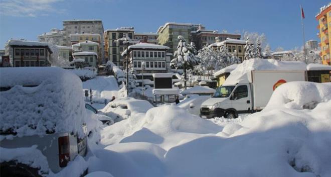 RZE'DE DE ETME BR GN ARA<br>  Rize Valilii, il genelinde devam eden kar ya dolaysyla eitime bir gn ara verildiini bildirdi.    Valilikten yaplan yazl aklamada, akam saatlerinde balayan kar yann youn ekilde devam ettii vurgulanarak, "Kar ya neticesinde oluabilecek don ve buzlanma nedeniyle ilimiz genelinde ilk ve orta dereceli okullar ile Milli Eitim Mdrlmze bal tm eitim kurumlarnda eitim retime 23 Aralk'ta 1 gn sre ile ara verilmitir." ifadesine yer verildi.    Aklamada, engelli ve hamile kamu grevlilerinin de idari izinli saylaca kaydedildi.