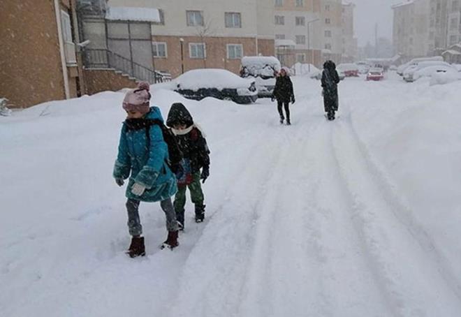 KARABK'TE BR LEDE TAIMALI ETME 1 GN ARA VERLD<br>  Karabk?n Yenice ilesinde kar ya nedeniyle tamal eitime 1 gn ara verildii duyuruldu.    Kaymakamlktan yaplan aklamada, ?lemizde devam etmekte olan kar ya ve iddetli buzlanma nedeniyle 23 Aralk 2021 Perembe gn ilemiz okullarnda tamal eitime 1 gn ara verilmitir? denildi.