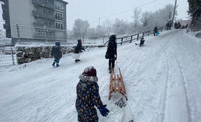TRABZON'DA L MERKEZ DAHL 10 LEDE ETME ARA<br>  Trabzon?da 23 Aralk Perembe gn (yarn) il merkezi dahil toplam 10 ilede kar ya nedeniyle eitim retime 1 gn sreyle ara verildi.    Trabzon Valilii?nden konuyla ilgili yaplan aklamada "limiz genelinde devam eden kar ya nedeniyle 23 Aralk 2021 Perembe gn Akaabat, Beikdz, arba, Dzky, Hayrat, Maka, Ortahisar, alpazar, Tonya ve Vakfkebir ilelerimizde bir gn sreyle eitime ara verilmesine, engelli ve hamile olan kamu grevlilerinin idari izinli saylmasna; Arakl, Arsin, aykara, Dernekpazar, Kprba, Of, Srmene ve Yomra ilelerimizde ise sadece tamal eitime 1 gn ara verilmesine karar verilmitir" denildi.