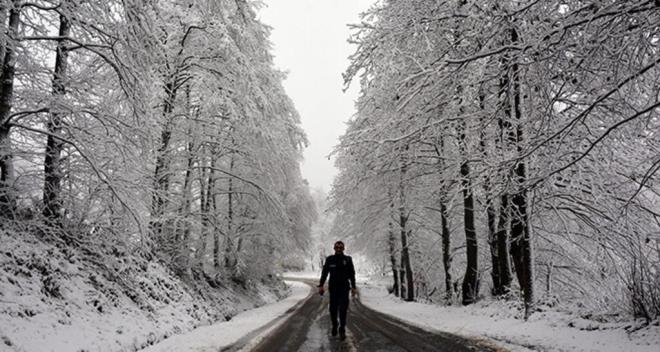 GRESUN'DA YARIN OKULLAR TATL M?  <br>Giresun'da okullar yarn tatil olacak m sorusu pek ok veli ve renci tarafndan aratrlrken konuyla ilgili gncel aklamalar da geldi. Giresun'un Espiye ve Keap ilelerinde kar nedeniyle tamal ve ky okullarnda yz yze eitime 23 Aralk Perembe gn (yarn) ara verilecek.  <br>  le kaymakamlklarndan yaplan aklamaya gre, etkili olan youn kar ya ve olumsuz hava koullarndan dolay rencilerin sal ve okula ulamda yaanabilecek aksaklklar nlemek amacyla 23 Aralk Perembe ile merkezinde tamal eitim kapsamndakiler ile ky okullarnda eitim retime ara verilecek.  <br>  le merkezlerindeki okullarda tamal sisteme dahil olmayan renciler ise eitim retime devam edecek. te yandan, Keap ilesinde kamu kurumlarnda grevli engelli ve hamile personel de yarn izinli saylacak.