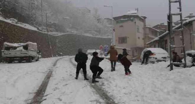 ZONGULDAK'TA ETME KAR ENGEL<br>  Zonguldak'ta olumsuz hava koullar nedeniyle 23 Aralk Perembe gn (yarn) eitime ara verildii bildirildi.  <br>  Valilikten yaplan aklamada, meteorolojik veriler dorultusunda il genelinde 2 gndr devam eden kar yann gece saatlerinden itibaren don ve buzlanma oluturabilecei belirtildi.    <br>  Aklamada, il merkezi, merkeze bal belde ve kyler ile ilelerde tm ilk ve orta dereceli okullar ile Milli Eitim Bakanlna bal tm eitim kurumlarnda eitim retime 23 Aralk'ta 1 gn sreyle ara verilmesinin kararlatrld ifade edildi.  <br>  Engelli ve hamile kamu alanlarnn da idari izinli saylaca kaydedildi.