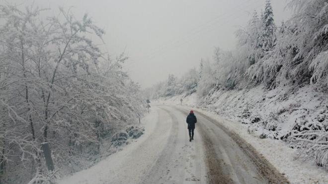 SNOP'TA YARIN OKULLAR TATL M?<br>  Sinop'ta, youn kar ya ve buzlanma nedeniyle merkez ve baz ilelerde 23 Aralk Peembe gn yarn eitim retime ara verilecei bildirildi.    Valilikten yaplan aklamada, kentte kt hava koullarnn devam ettii, yaplan deerlendirmenin ardndan 23 Aralk Perembe kent merkezi ile Gerze, Erfelek, Dikmen, Trkeli ve Ayanck ilelerinde eitim retime ara verilecei kaydedildi.    l genelinde kamuda alan engelli ve hamile ii ve memurlarn da yarn idari izinli saylaca ifade edilen aklamada, vatandalardan olumsuz hava koullarna kar dikkatli olmalar istendi.