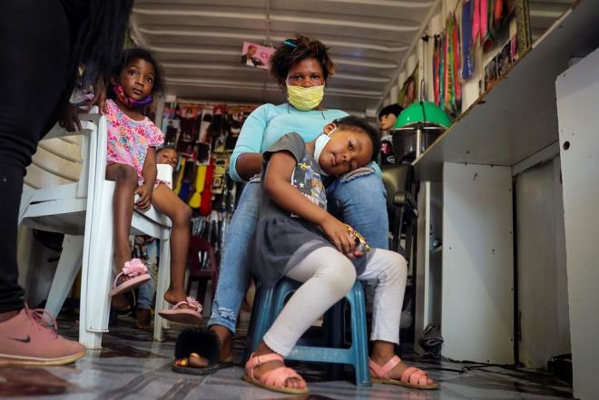 "OMCRON,CORONA VRS N OYUNUN SONU"    OHSU Tp Fakltesi'nde bulac hastalklar doenti olan Dr. Marcel Curlin ise Omicron varyantnn  muhtemelen corona virs  iin oyunun sonu olduunu syledi.