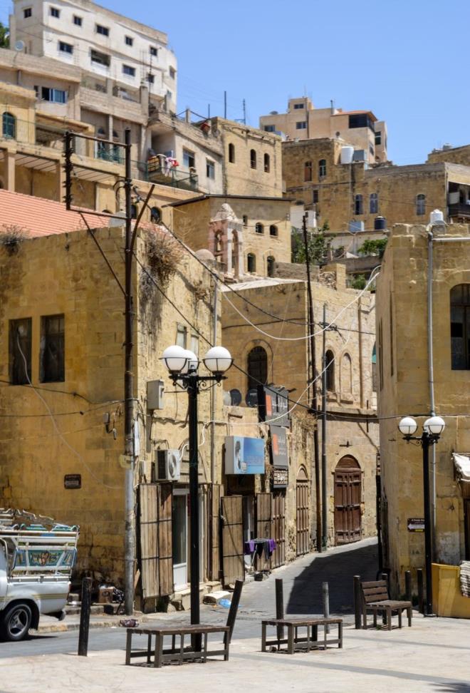 Ardndan Rumman, Osmanllar tarafndan popler hale getirilen eski bir masa oyunu olan tavla ve mangala oynamak iin her gn farkl gemilere sahip yal erkeklerin bulutuu mzenin karsndaki meydan iaret etti. Daha sonra nndeki camiyi ve kiliseyi gsterdi: