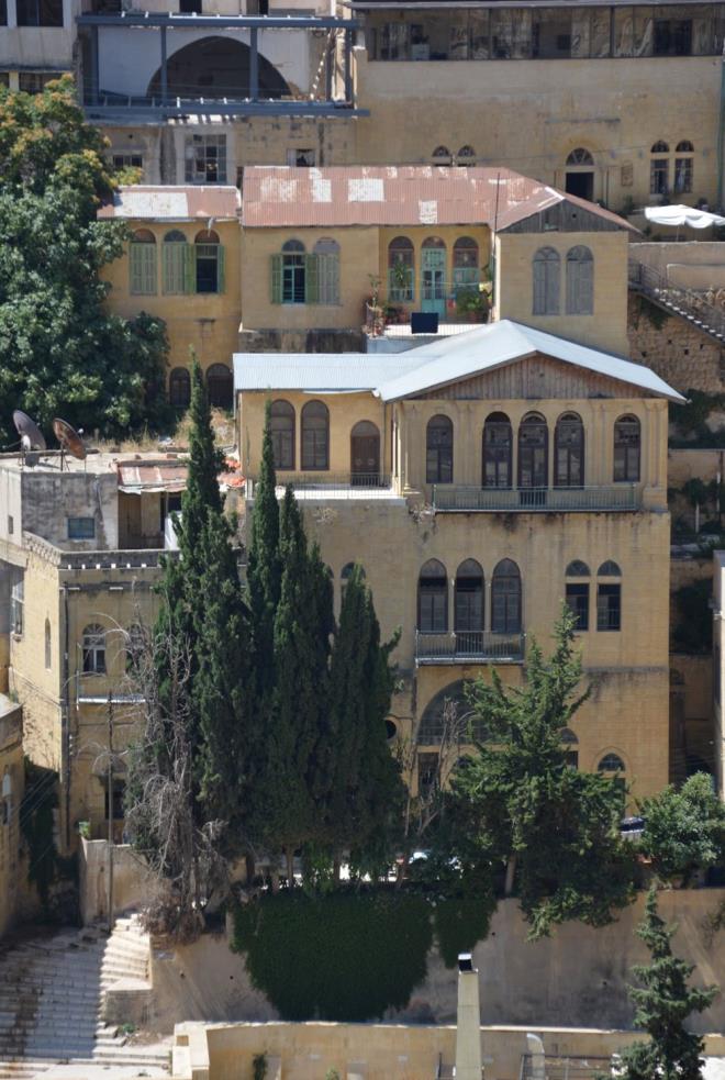 KLSENN BEKS MSLMAN AL    Komu Ortodoks Kilisesi Bakire Meryem'in Ge Kabul'nde alan Sabreen Dababneh ise, "Hristiyanlar ve Mslmanlar oraya dua etmek iin geliyorlar, herkesi bekliyoruz. Es-Salt' bu kadar zel yapan eyin bu dinler aras uyum. Benimle alan kilise bekisi Ali, Mslman. Aramzda hibir fark yok. Burada kardee yayoruz? diye konutu