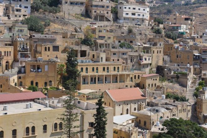 UNESCO Dnya Miras Listesi'ne alnan Osmanl kenti Es-Salt: Cami ve kiliseye ayn kapdan giriliyor - 15  CAM VE KLSE AYNI GR PAYLAIYOR    "Kilise camiye bakyor ve ayn girii paylayorlar. Mslmanlar ve Hristiyanlar birbirlerinin kutlamalarna katlrlar. Ellerinde ne varsa komularyla paylarlar. Bu belki de en ok ehrin en eski kilisesinde belirgindir. 1682'de Aziz George'un bir obana grnd sylenen bir maarann etrafna ina edilen kilise, Arapa'da blgede Aziz George ile badatrlan slami bir ahsiyet olan Al-Khader olarak biliniyor. Hristiyanlar da Mslmanlar da dua etmek iin oraya giderler, herkesi bekleriz.?