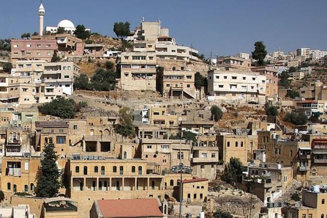 YZYILLAR BOYUNCA FARKLI DNLERDEN NSANLARIN URAK NOKTASI OLDU    Dier taraftan, misafirperverlik ve ziyaretilere kar cmertlik,  Es-Salt'ta derin bir tarihi gemie sahip. Yzyllar boyunca ehir, tccarlar ve haclarn Kuds, am, Badat veya Mekke'ye giden nemli bir durayd. Halk farkl etnik ve dini kkenlere mensup insanlar srekli olarak arlad, onlara yiyecek ve konaklama teklif etti.