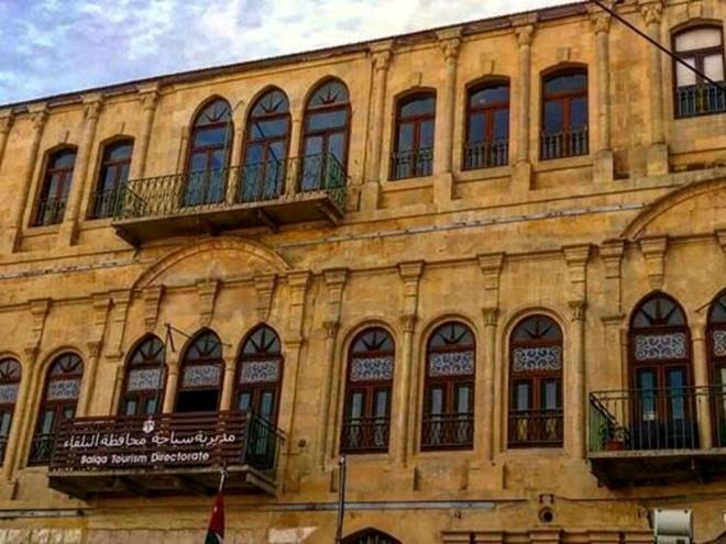 19. yzylda Es-Salt, blgenin idari merkezi haline geldi ve farkl dini ve kltrel gemilerden gelen tccarlar kendine ekti. Birou sonunda yamataki kasabaya yerleti ve yerel Bedevi kabilelerinin Levanten tccarlar ve zanaatkarlarla kart mreffeh mahalleler yaratt.