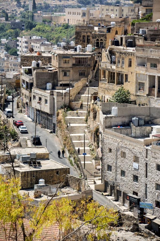 DN FARK ETMEKSZN HERKES AYNI ALENN BR PARASI    Vidal ile birlikte, Abu Jaber Mzesi?nde ehrin dalarnn panoramik manzarasna sahip bir odada birlikte otururken Abu Rumman, "Buradaki insanlar hala ayn ailenin paras gibi yayorlar, aralarnda hibir ayrm yok" dedi.