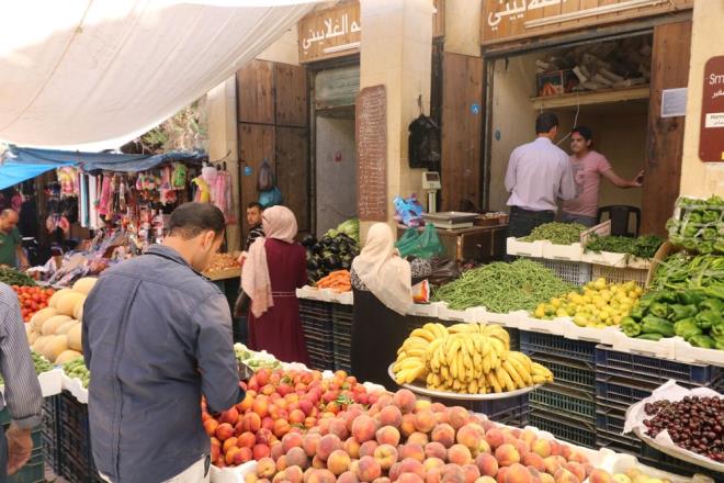 Yerel kadnlar geleneksel ine ii konusunda eiten bir dkkan sahibi olan Thaira Arabiyat, "Sar kire ta binalar nemlidir, ancak Es-Salt'n bu kadar benzersiz olmasnn nedeni bu deil. Bu ehri bu kadar zel yapan ey buradaki insanlarn nezaketi? dedi.