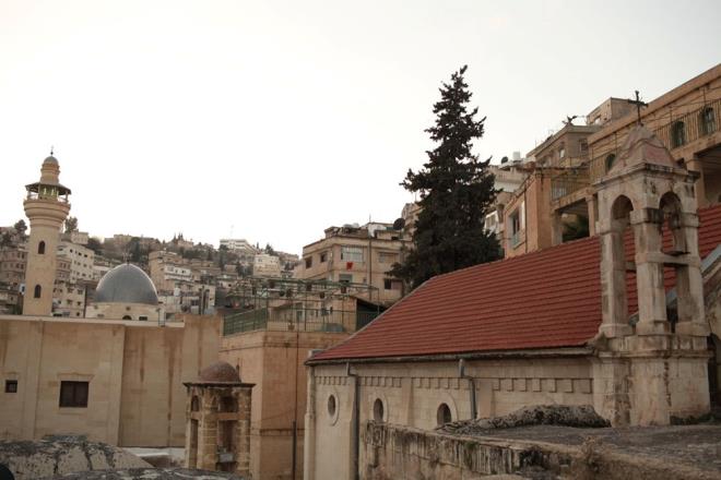 KOMULAR BRLKTE YYP YOR    Kentin Dnya Miras listesine adaylk dosyasn hazrlayan rdnl mimar Rami Daher iin ehir, yalnzca tarihi kireta binalar nedeniyle deil, ayn zamanda yzyllar boyunca misafirperverlik ve hogr geleneklerini koruma biimi nedeniyle de benzersiz.    Daher, "Kentin topografyas bir topluluk ve yaknlk duygusunu besledi. Komular birbirine ok yakn yayor ve birbirlerini birok farkl ekilde destekliyor. Birbiriyle balantl merdivenler, ortak avlular ve meydanlar; hogrl, ok inanl bir toplumun geliimini tevik etti ve ortak bir alana ait olma duygusu getirdi. Geleneksel binalarn ou, komularn birlikte yemek yiyip iebilecekleri ortak avlulara veya teraslara sahiptir? aklamasn yapt.