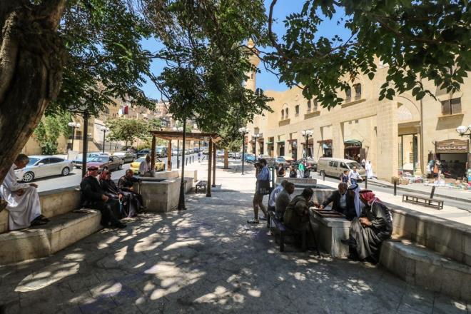 Vidal, Es-Salt?n bu ok kltrl gemiini en iyi yanstan binann Abu Jaber Evi olduunu aktard. Bu evin, Osmanl tarz  Avrupa etkileri ve yerel geleneklerin karmnn en iyi rnei rnei olduunu belirten BBC muhabiri, evin  talyan freskli tavanlar, Art Nouveau vitray pencereleri, ssl stunlar ve Suriye'den seramik karolar ile yerel kire tandan ina edildiini aklad.